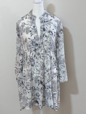 So so pretty tunic style dress with flutter sleeves.